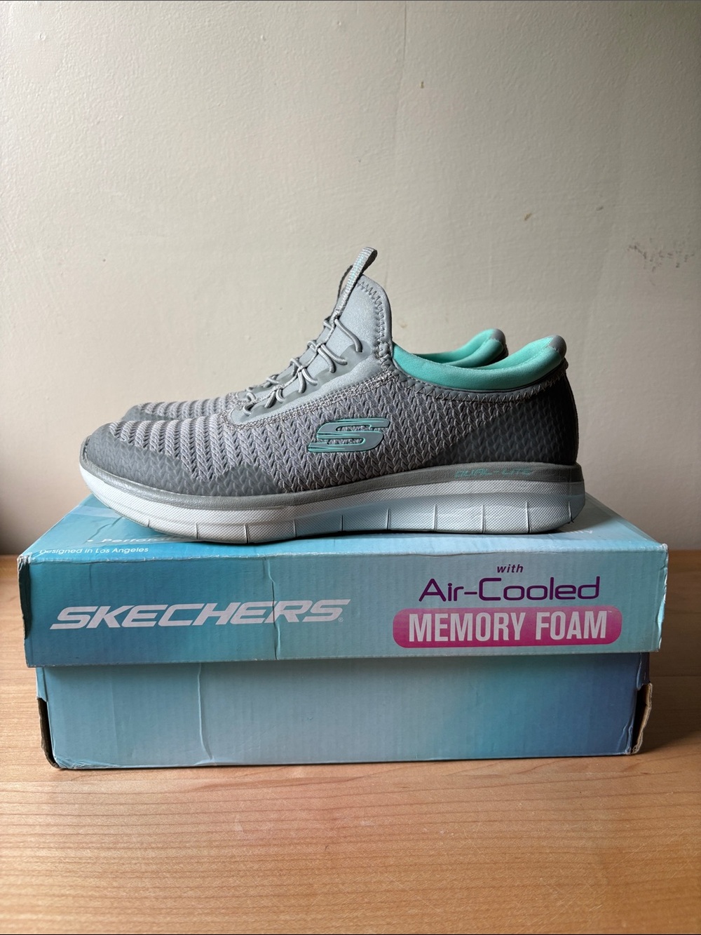 Skechers Synergy 2.0 in Grey with Turquoise Trim size 7